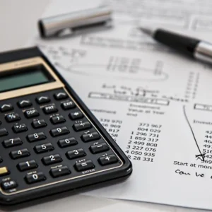 Documentos de contabilidad en escritorio