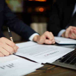 Oficina de consultores contables trabajando